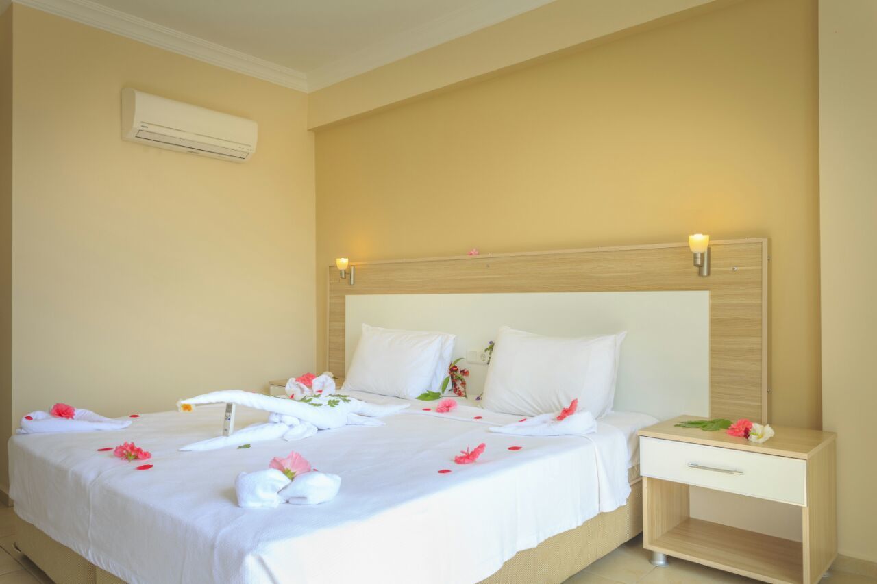 deluxe double or twin room | 1 bedroom, desk, blackout curtains, free cots/infant beds
