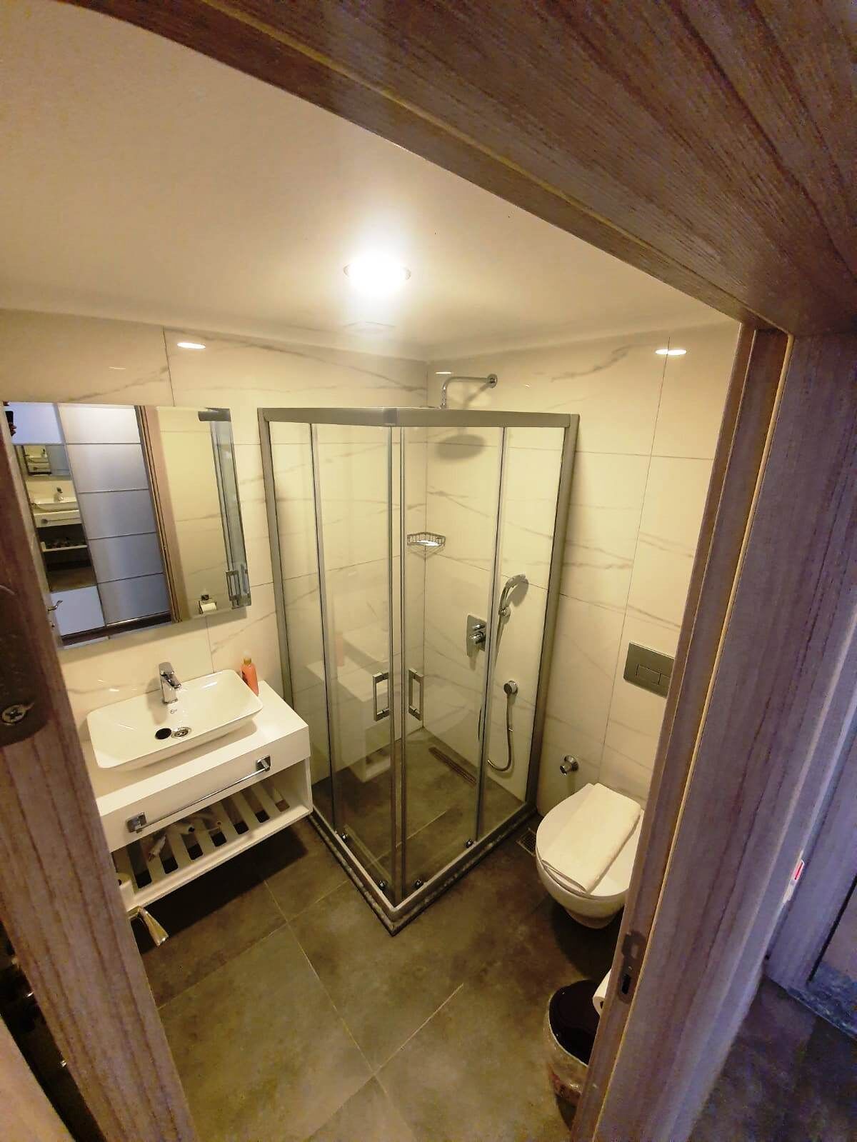 deluxe double or twin room | bathroom | shower, hair dryer, towels