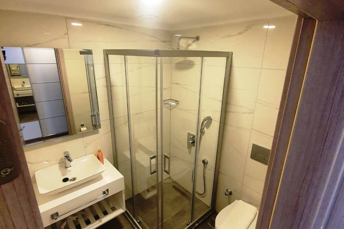 deluxe double or twin room | bathroom | shower, hair dryer, towels