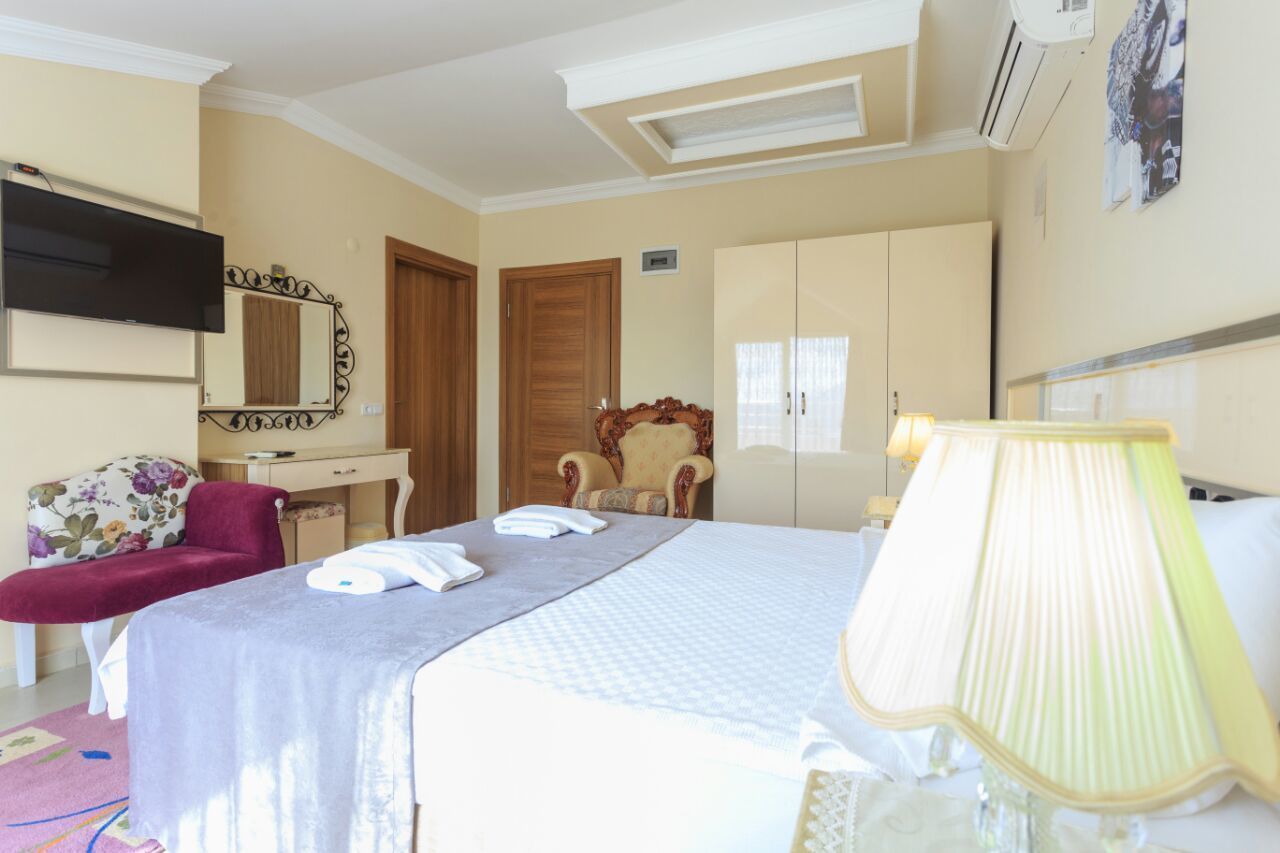 deluxe double or twin room | 1 bedroom, desk, blackout curtains, free cots/infant beds
