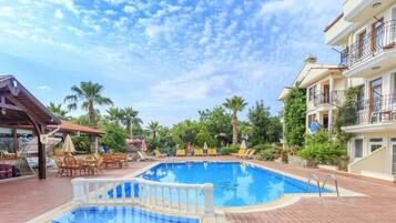 2 albercas al aire libre