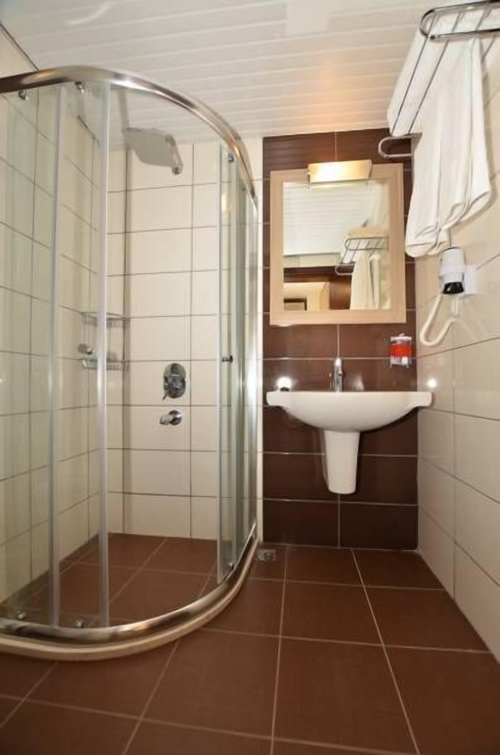 deluxe double or twin room | bathroom | shower, hair dryer, towels