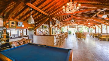 Se sirven desayunos, comidas, cenas y cocina internacional