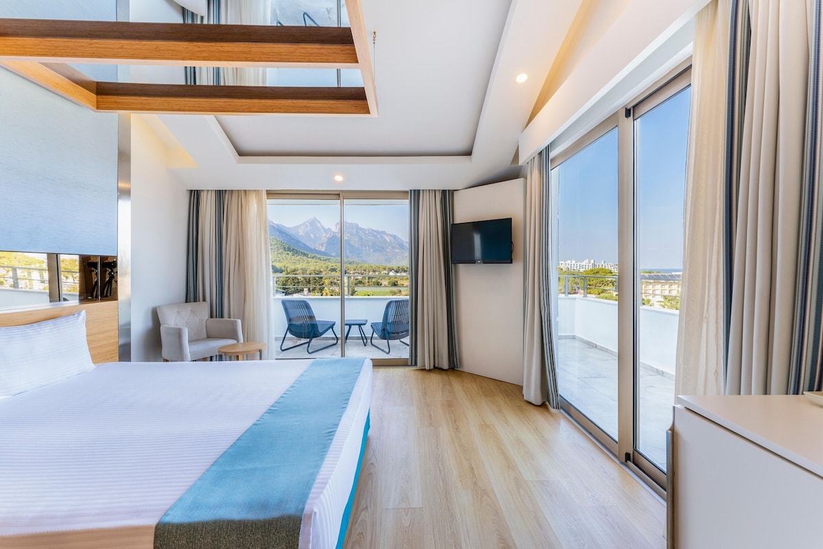 Love Suite with Jacuzzi on Balcony | ミニバー (無料)、セーフティボックス (室内)、WiFi (無料)