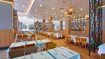 3 restaurants, breakfast, lunch, dinner served; Italian cuisine