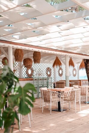 4 间酒吧/酒廊、池畔酒吧、海滨酒吧