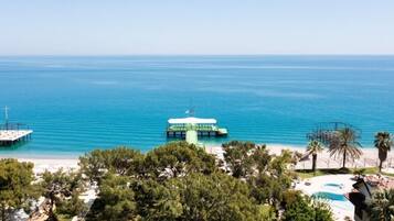 Privatstrand in der Nähe, Liegestühle, Sonnenschirme, Volleyball