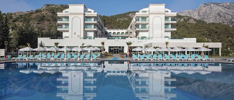 Una piscina techada, 3 piscinas al aire libre, sombrillas