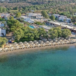 Playa privada, sillas reclinables de playa, sombrillas, toallas de playa