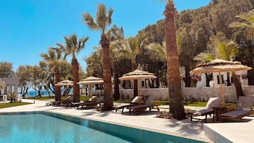 Kolam renang outdoor musiman