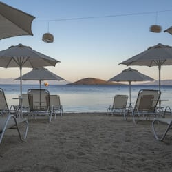 Playa privada, sillas reclinables de playa, sombrillas, toallas de playa