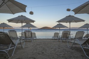 Private beach, sun loungers, beach umbrellas, beach towels - Regia Mare Beach Hotel & Spa Bodrum (Bodrum)