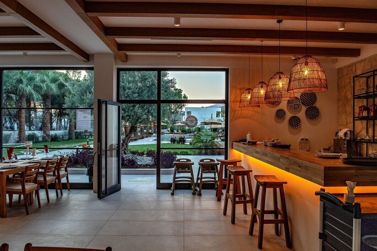 breakfast, lunch, dinner served; international cuisine