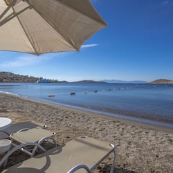 Playa privada, sillas reclinables de playa, sombrillas, toallas de playa