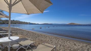 Playa privada, tumbonas, sombrillas y toallas de playa