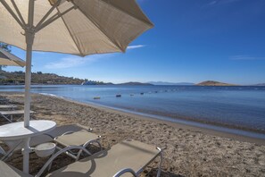Private beach, sun loungers, beach umbrellas, beach towels - Regia Mare Beach Hotel & Spa Bodrum (Bodrum)