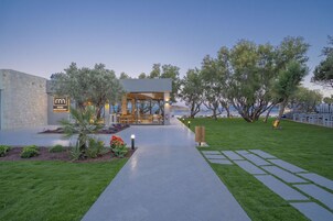 Se sirven desayunos, almuerzos y cenas; cocina internacional