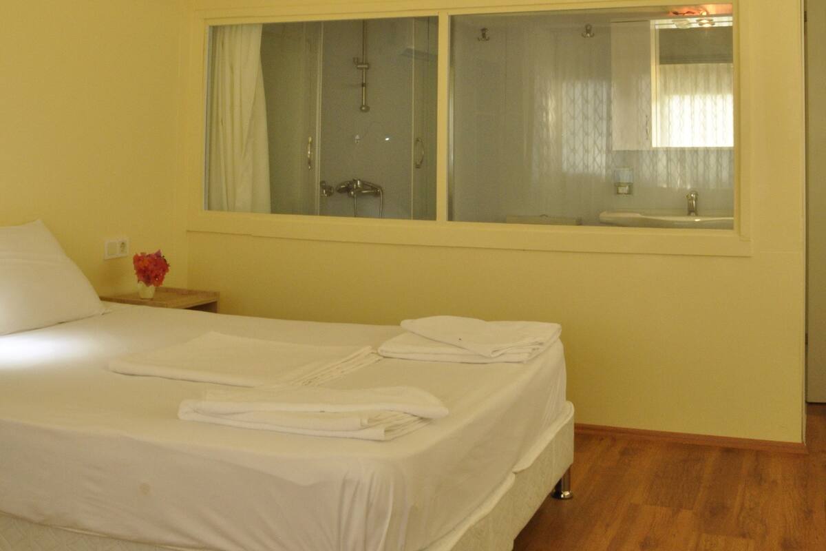 Iron/ironing board, bed sheets