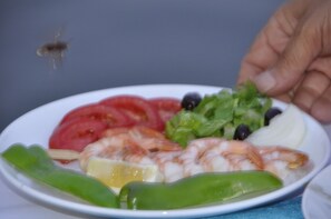 朝食、ランチ、ディナーに営業 (多国籍料理)
