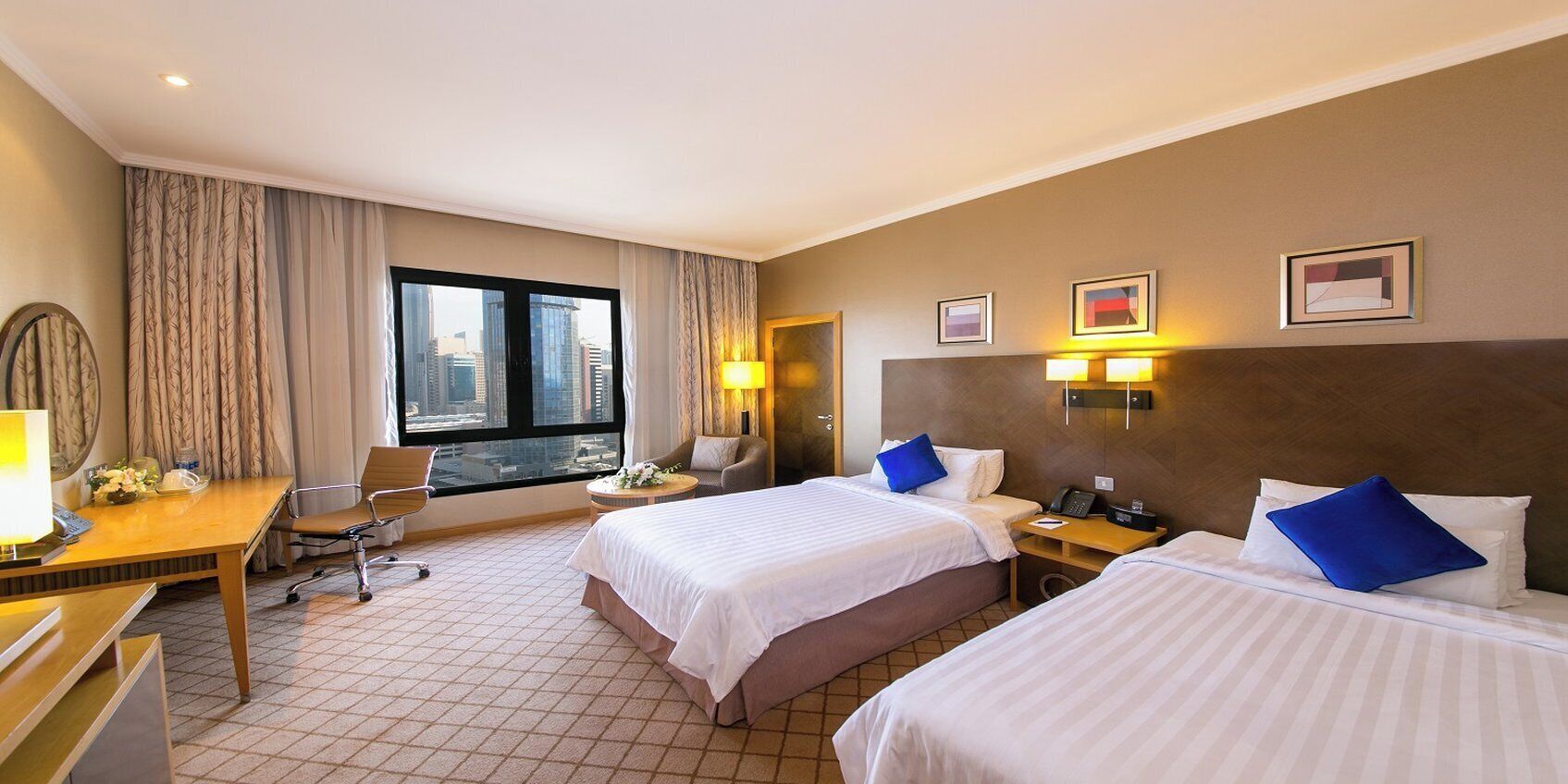 1 kamar tidur, minibar, brankas, dan meja kerja