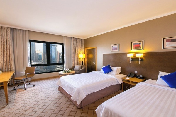 1 kamar tidur, minibar, brankas, dan meja kerja