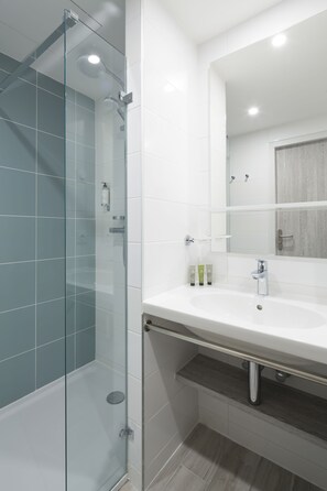 Shower, eco-friendly toiletries, towels - Opéralia Hôtel Les Pins (Balaruc-les-Bains)