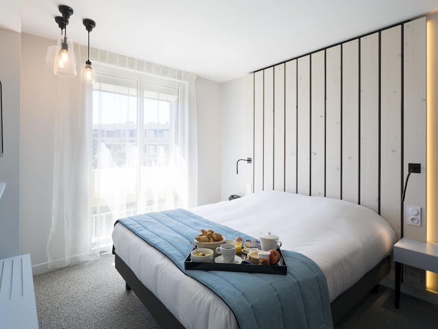 Rom – classic | Sengetøy av topp kvalitet, minibar, safe på rommet og skrivebord