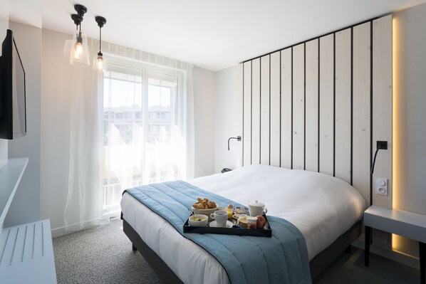 Habitación clásica | Ropa de cama de alta calidad y minibar 