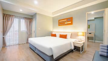 Suite Room | Värdeförvaringsskåp på rummet, skrivbord, gratis wi-fi och sängkläder