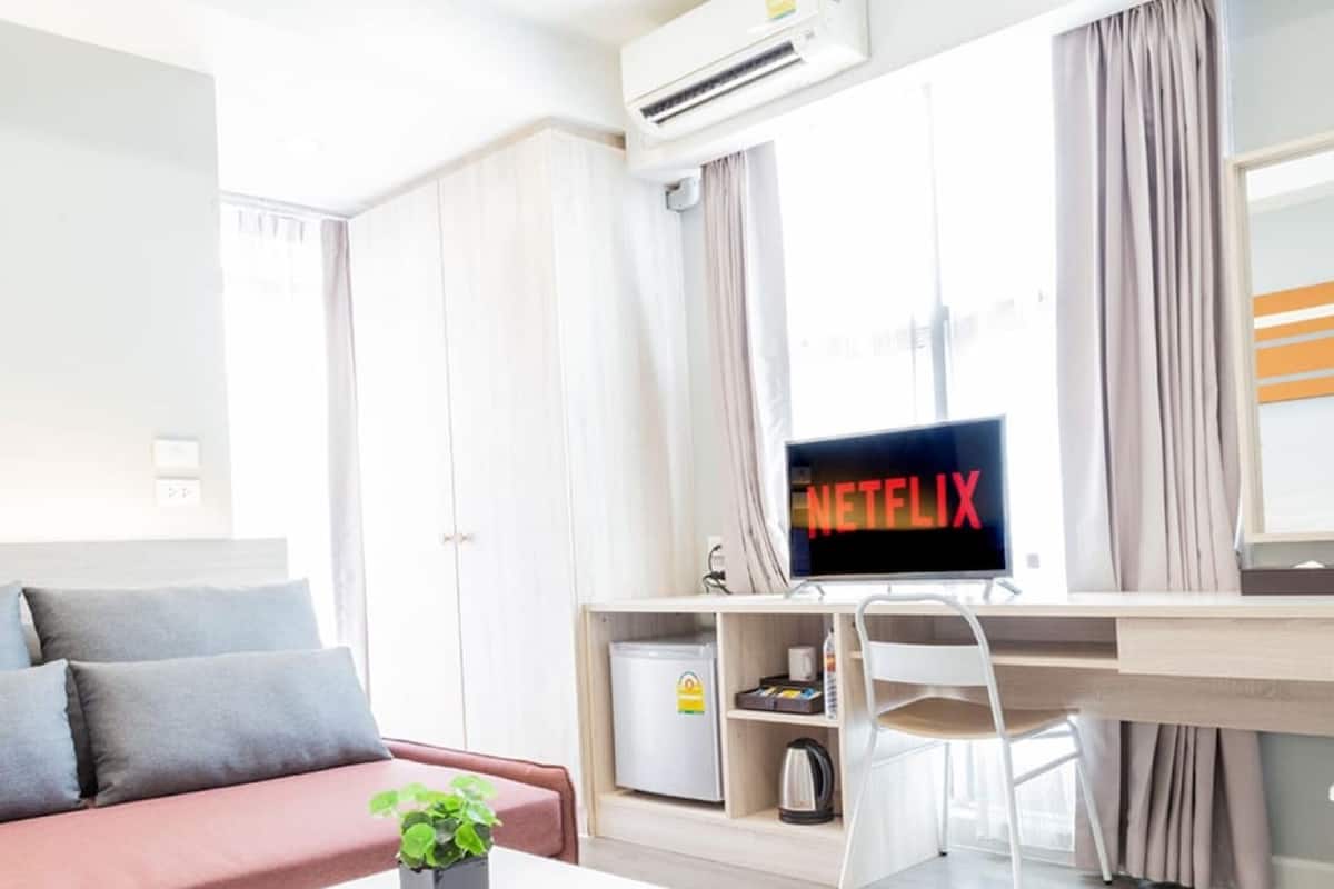 suite room | living area | 32-inch flat-screen tv with cable channels, tv