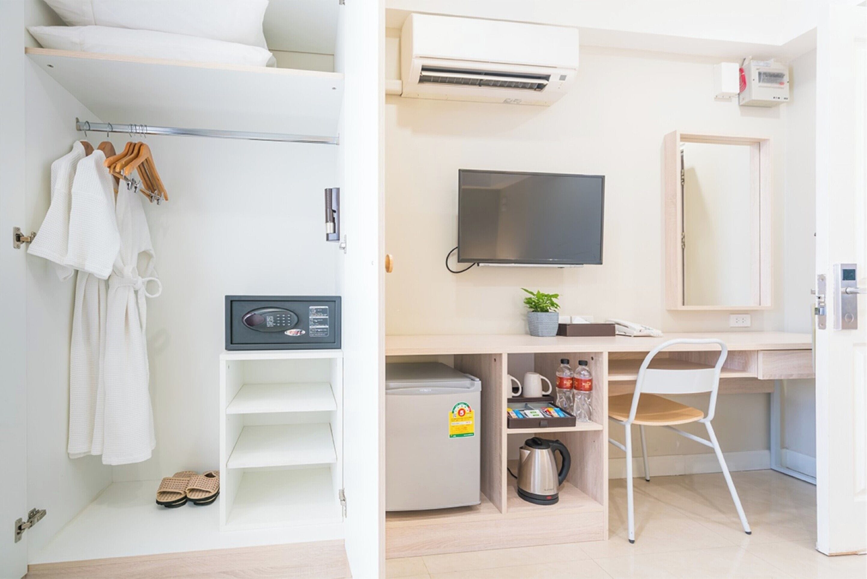 suite room | living area | 32-inch flat-screen tv with cable channels, tv