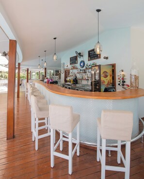 供应早餐、午餐和晚餐