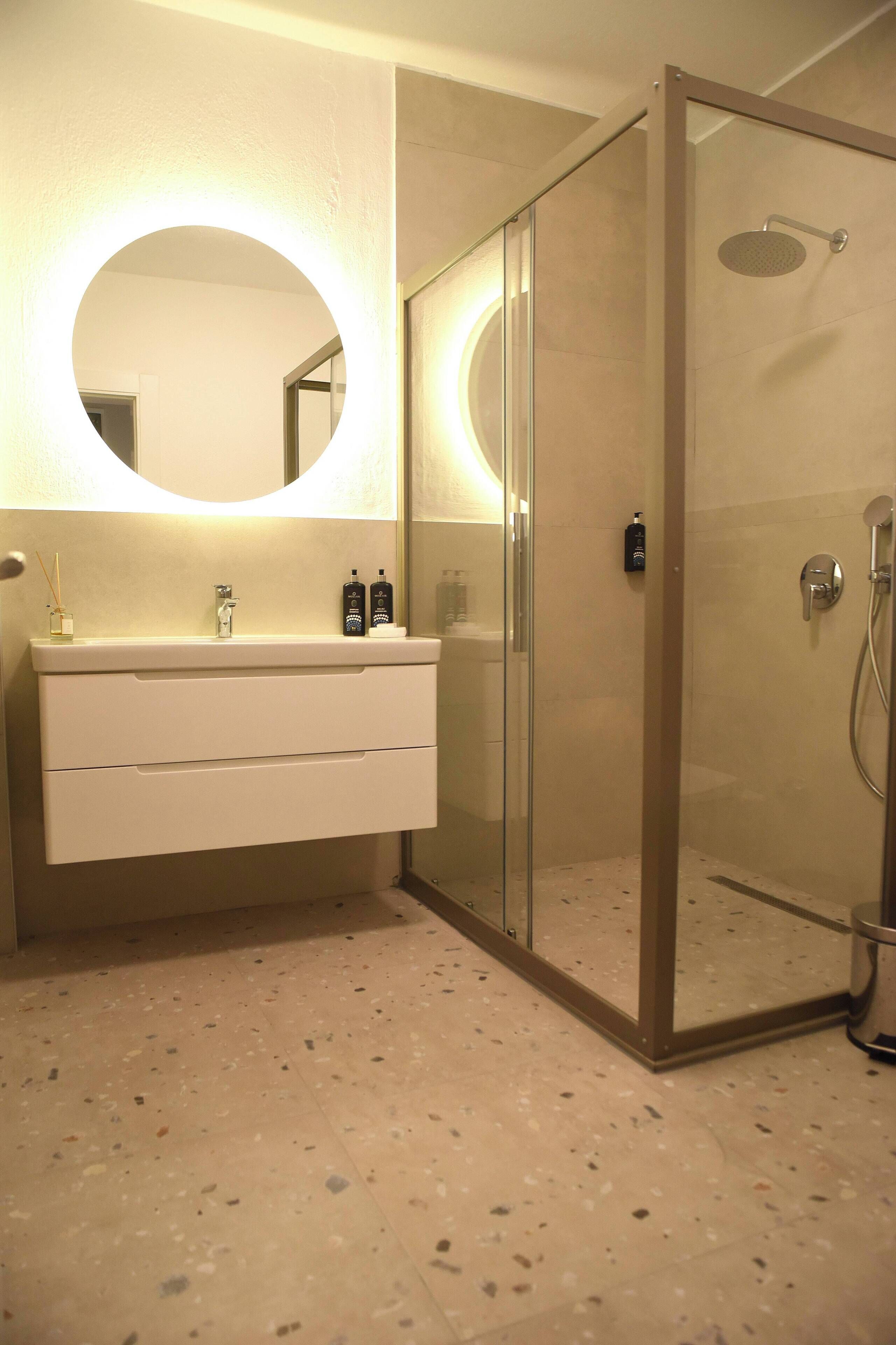 shower, rainfall showerhead, free toiletries, hair dryer