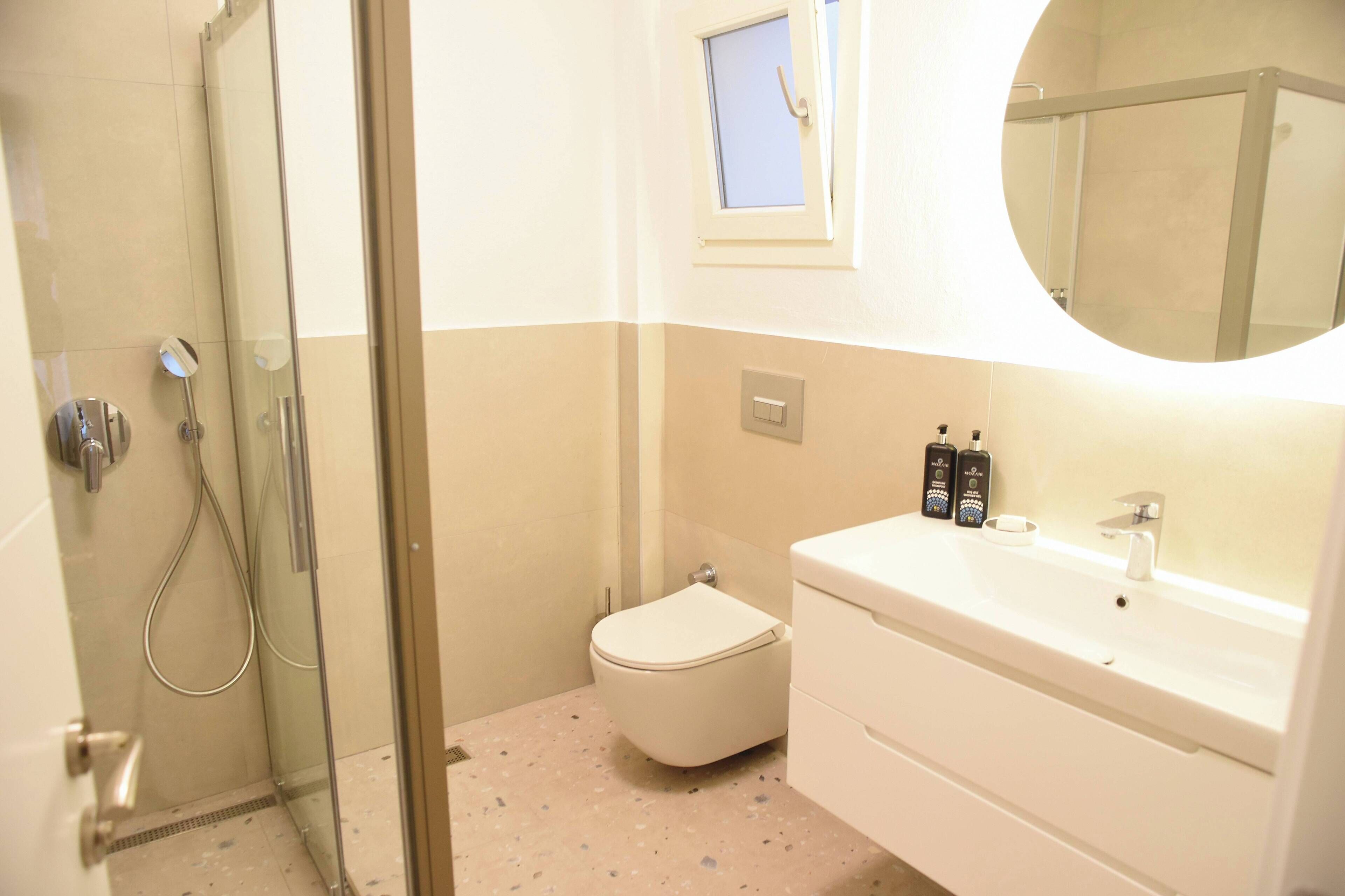 family suite, 2 bedrooms | bathroom | shower, rainfall showerhead, free toiletries, hair dryer