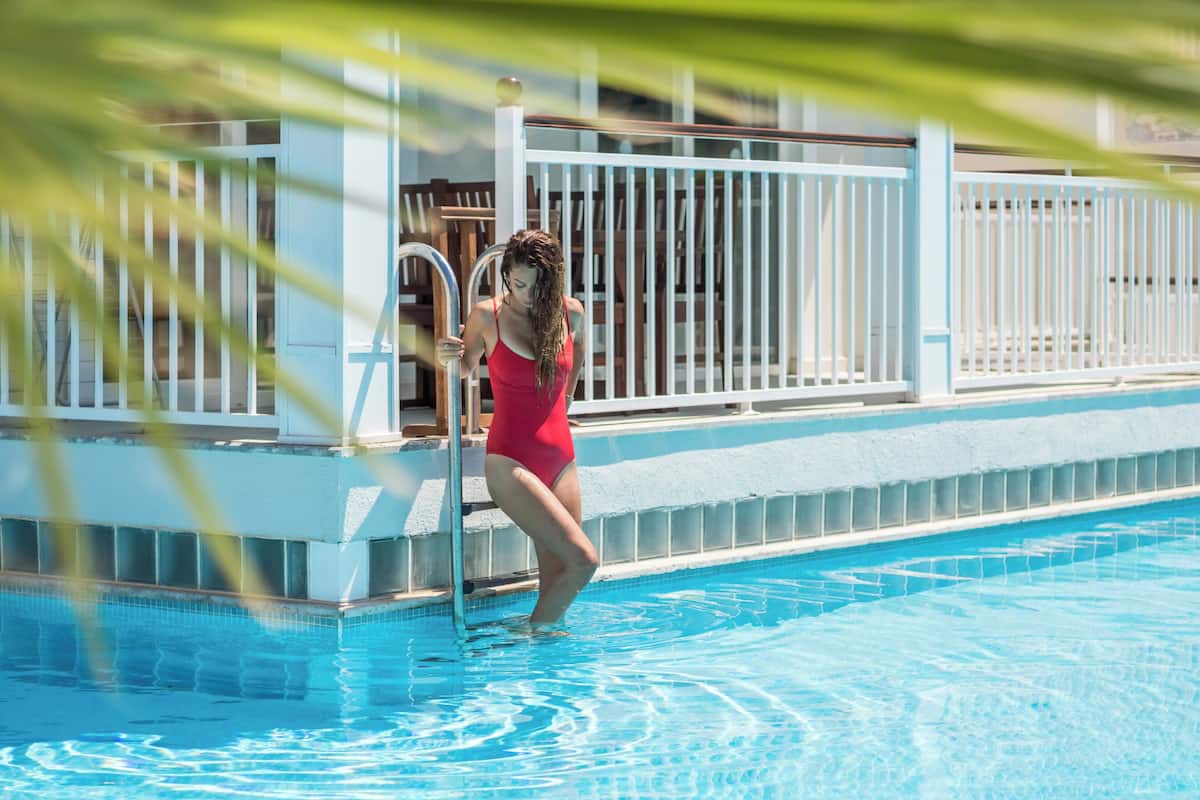 Suite, acceso a la piscina, vistas a la piscina | 1 dormitorio, ropa de cama de alta calidad, caja fuerte y wifi gratis