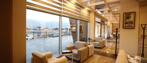 Coin salon dans le hall