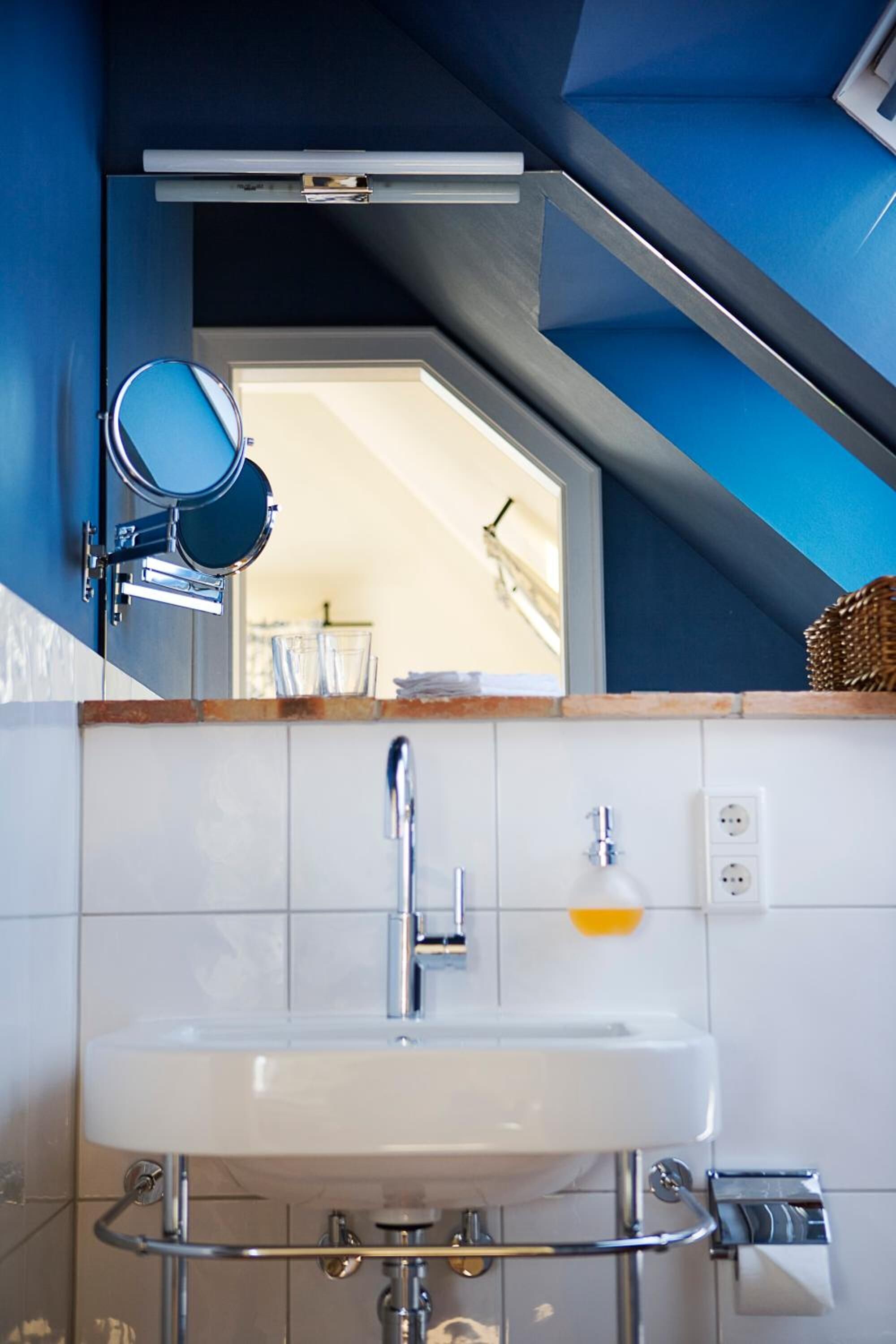 Regadera tipo lluvia, secadora de cabello, piso con calefacción 