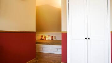 Camera tripla | 1 camera, biancheria da letto ipoallergenica, una scrivania