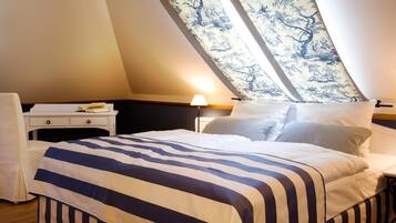 1 bedroom, hypo-allergenic bedding, desk, soundproofing