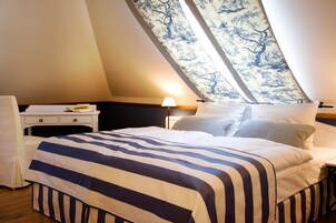 1 bedroom, hypo-allergenic bedding, desk, soundproofing