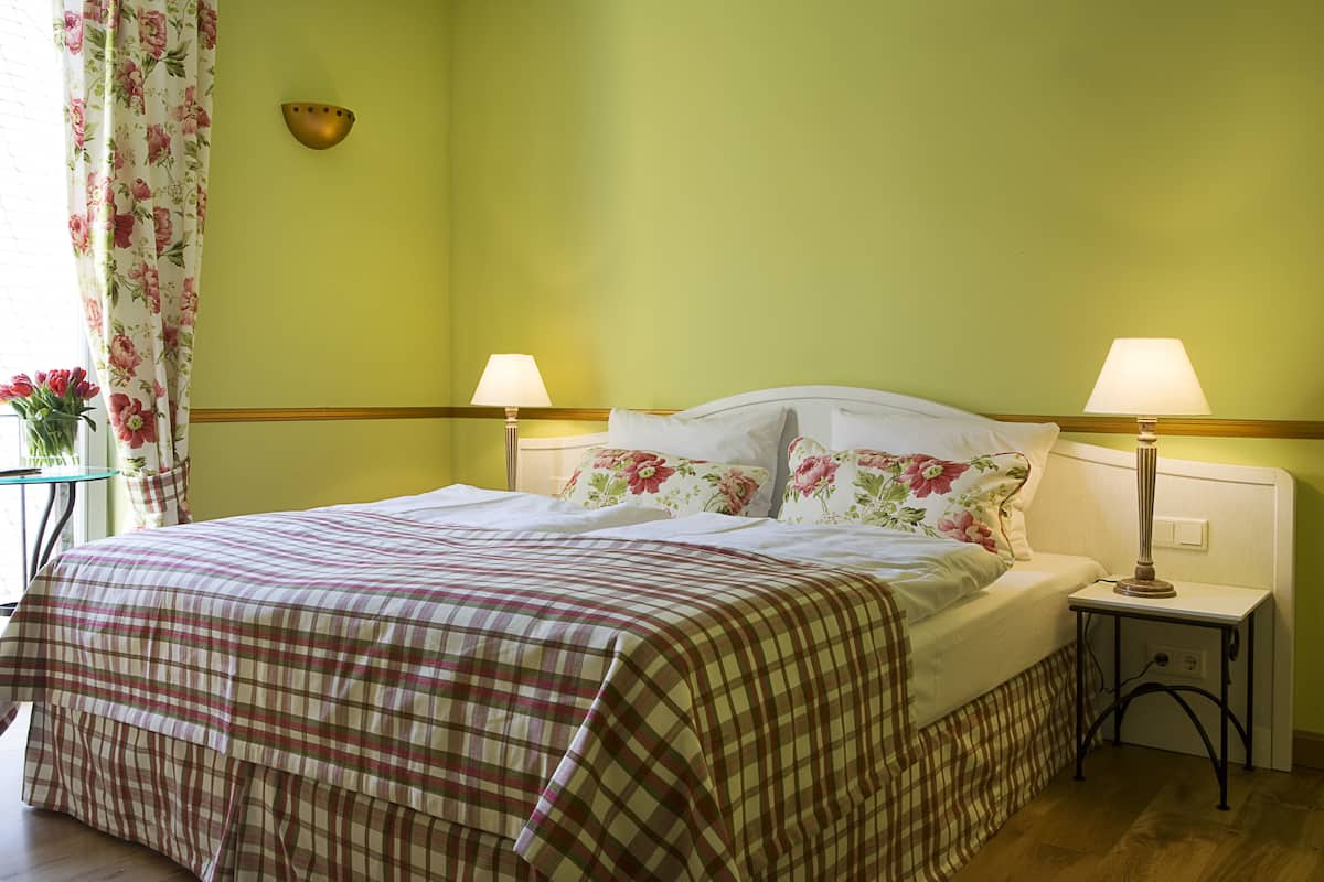 1 bedroom, hypo-allergenic bedding, desk, soundproofing