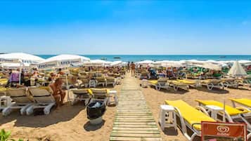 Playa privada, sillas reclinables de playa, sombrillas