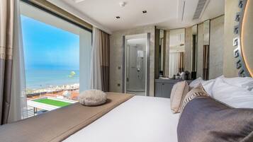 Minibar, free WiFi, bed sheets