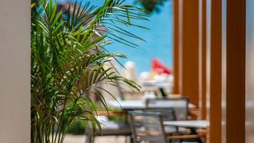 Café da manhã, almoço e jantar; culinária internacional