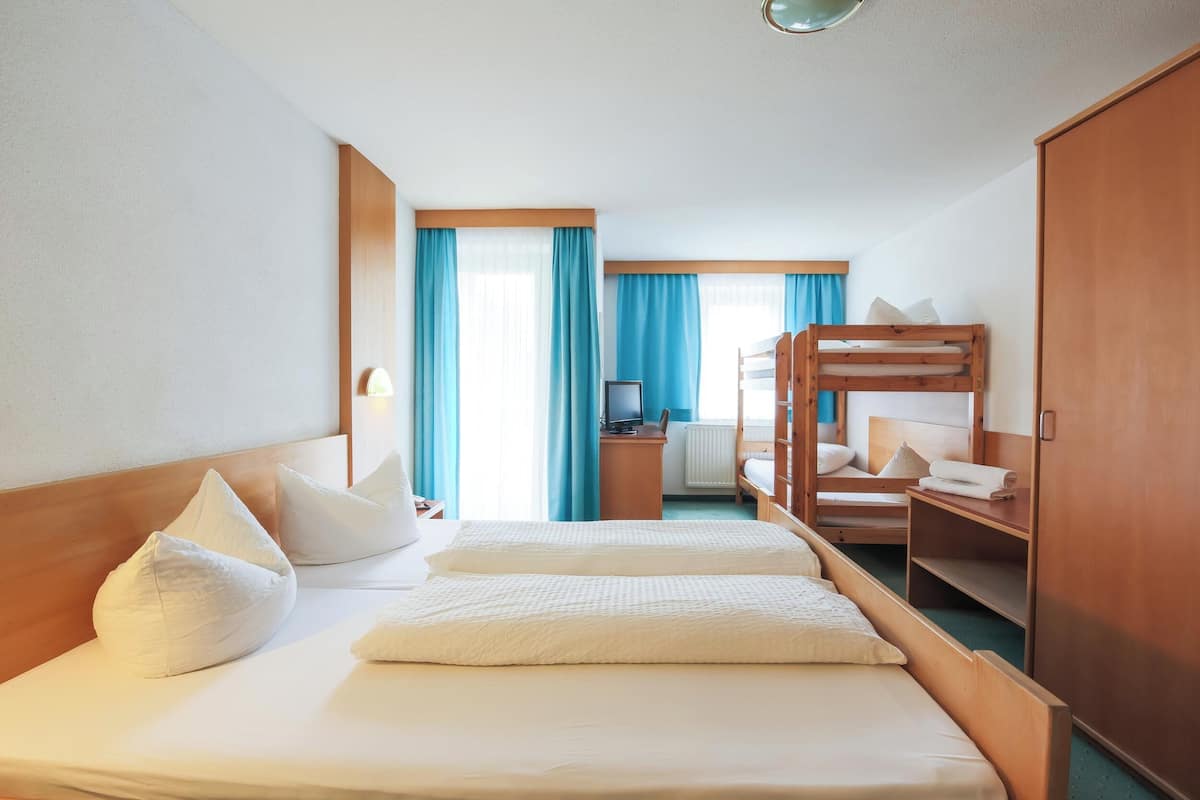Familiekamer | Een bureau, gratis babybedden, gratis wifi, beddengoed