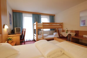 Family Room | Desk, free cots/infant beds, free WiFi, bed sheets - Hotel Tia Monte (Kaunertal)