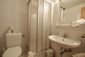 Shower, free toiletries, hair dryer, towels - Hotel Tia Monte (Kaunertal)