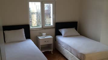 Chambre Standard Double ou avec lits jumeaux | Chambres insonorisées, fer et planche à repasser, Wi-Fi gratuit