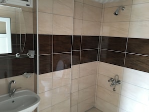 Douche, chaussons, serviettes fournies