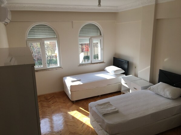 Chambre Standard Double ou avec lits jumeaux | Chambres insonorisées, fer et planche à repasser, Wi-Fi gratuit